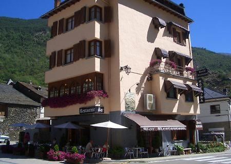 Hostal Montana Alins Bagian luar foto
