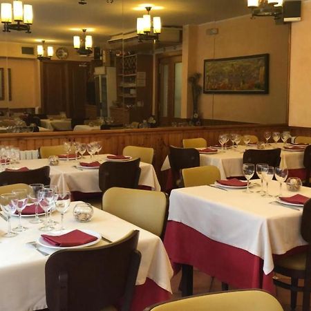 Hostal Montana Alins Bagian luar foto
