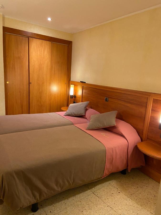 Hostal Montana Alins Bagian luar foto
