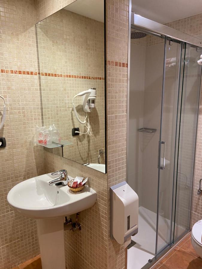 Hostal Montana Alins Bagian luar foto