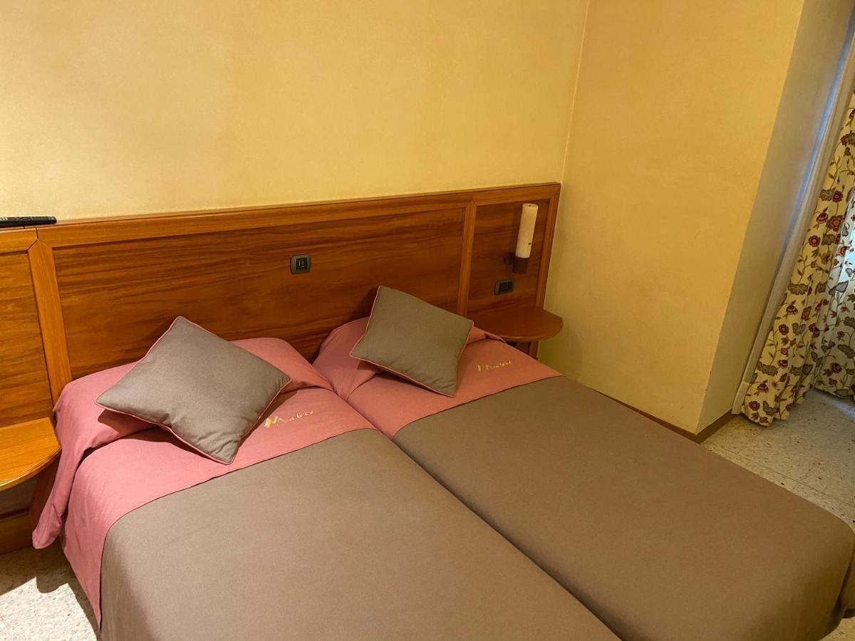 Hostal Montana Alins Bagian luar foto