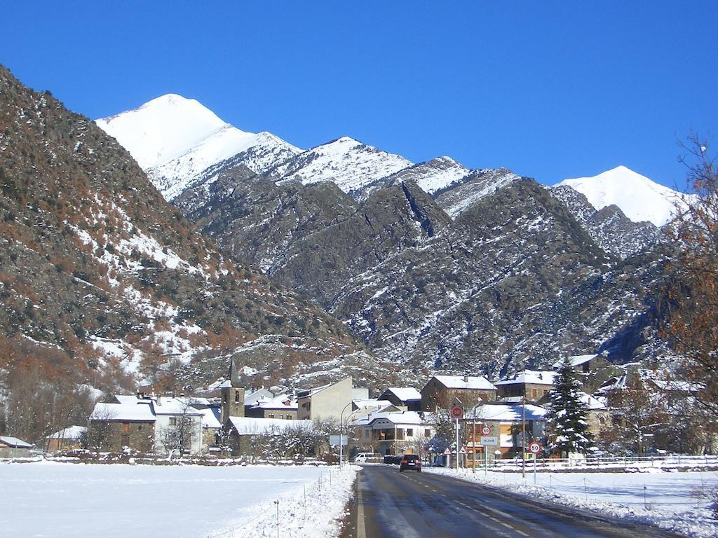 Hostal Montana Alins Bagian luar foto