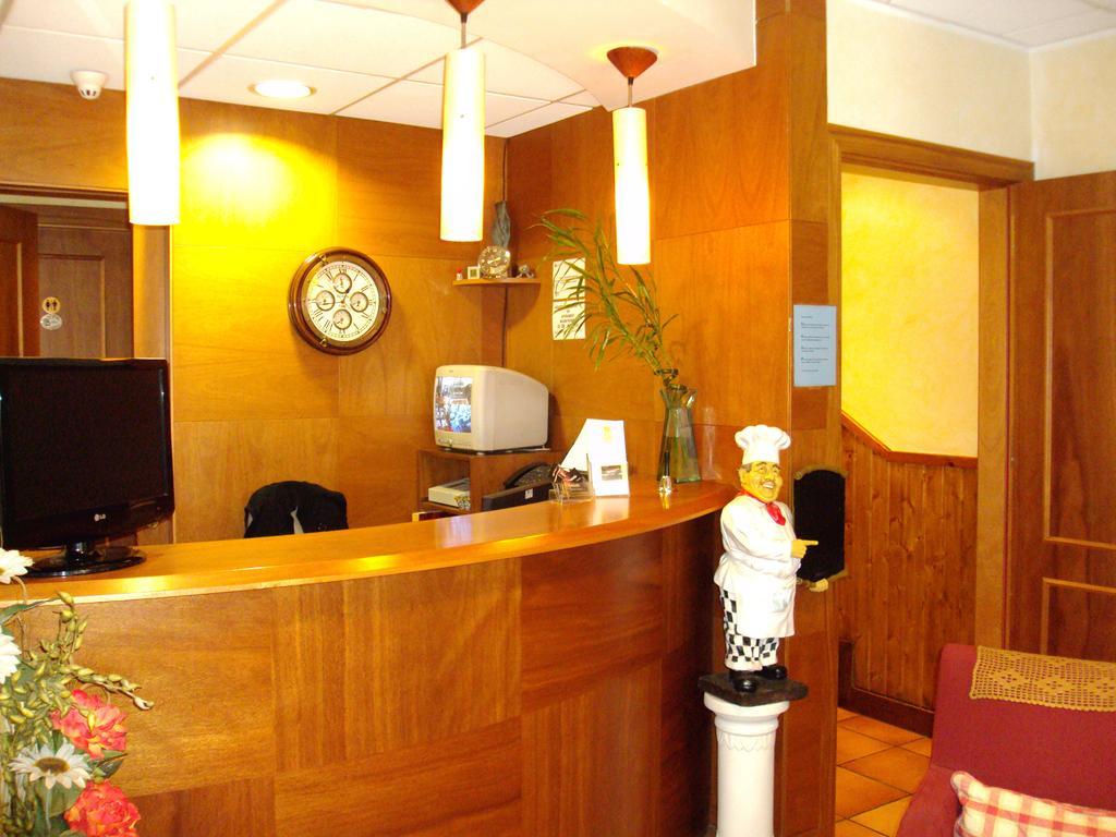 Hostal Montana Alins Bagian luar foto