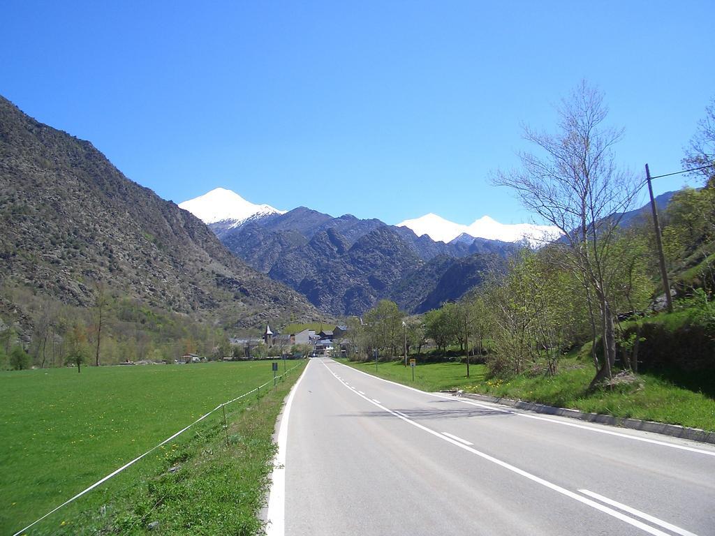 Hostal Montana Alins Bagian luar foto