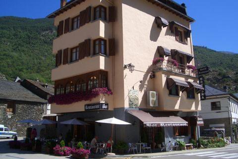 Hostal Montana Alins Bagian luar foto