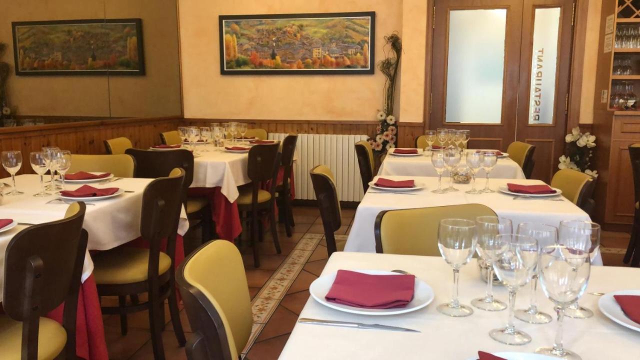 Hostal Montana Alins Bagian luar foto